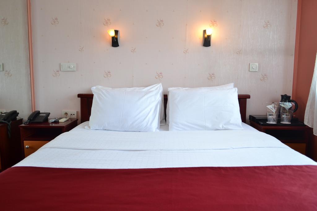 Hotel Super 8 Skopje Esterno foto