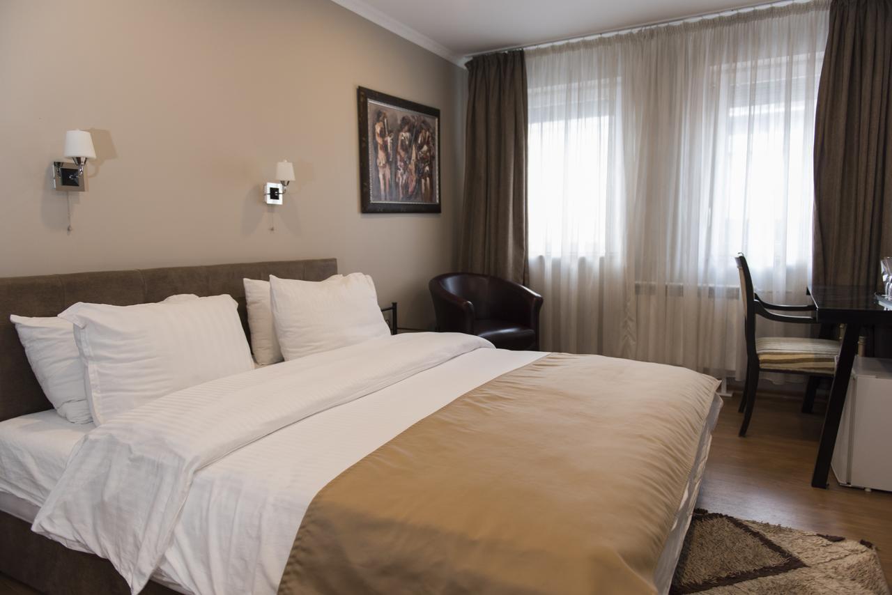 Hotel Super 8 Skopje Esterno foto
