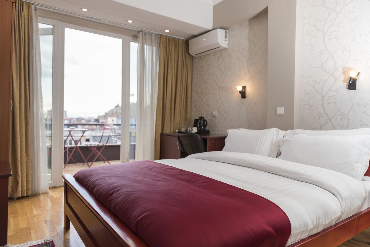 Hotel Super 8 Skopje Esterno foto