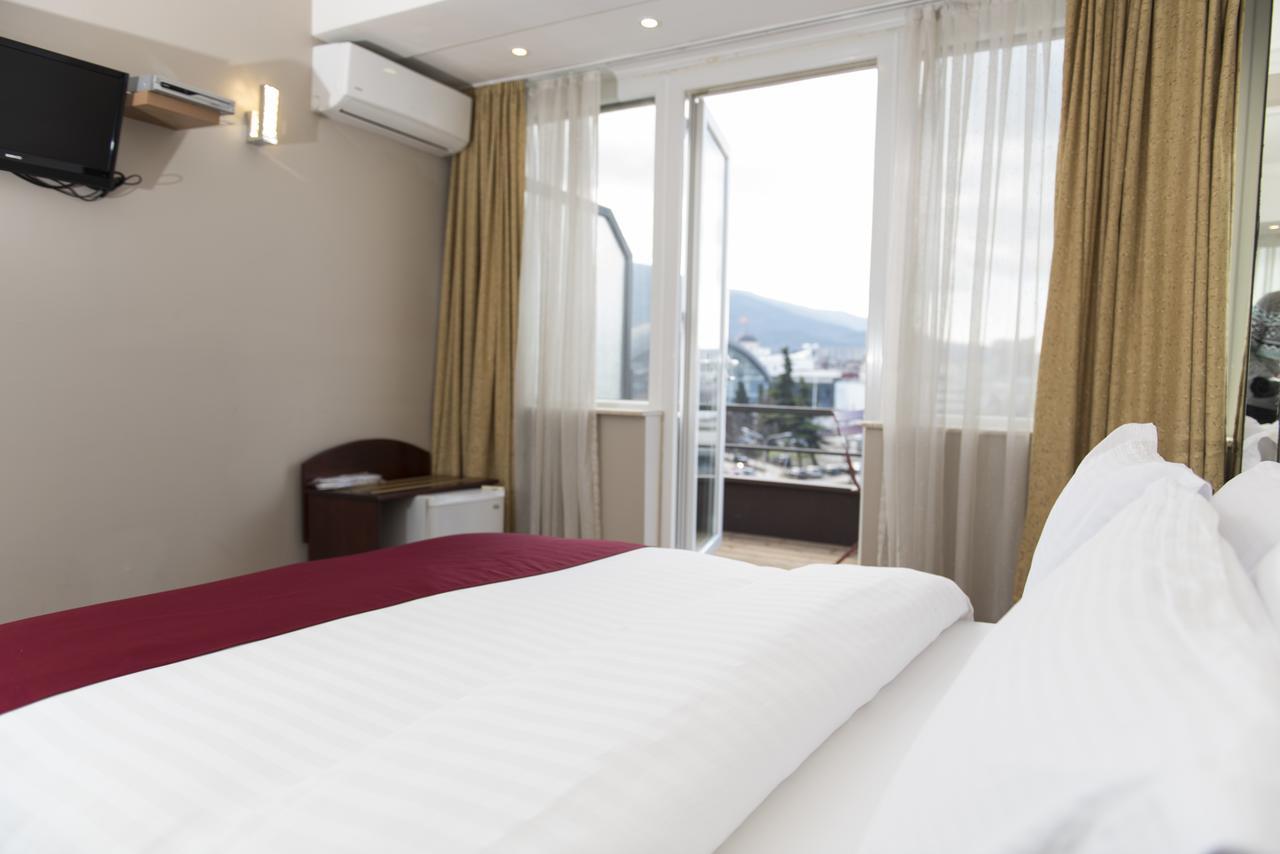 Hotel Super 8 Skopje Esterno foto
