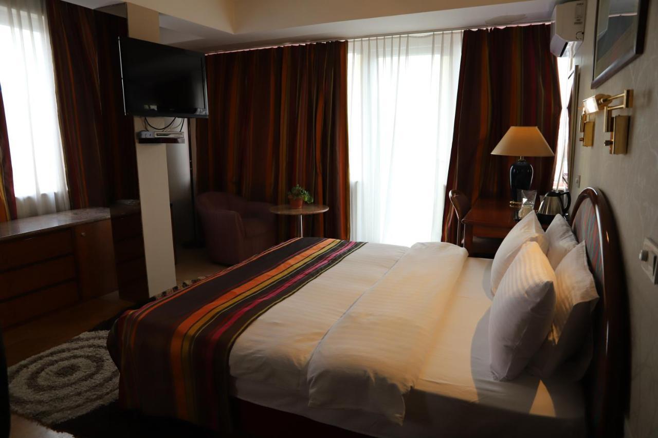 Hotel Super 8 Skopje Esterno foto
