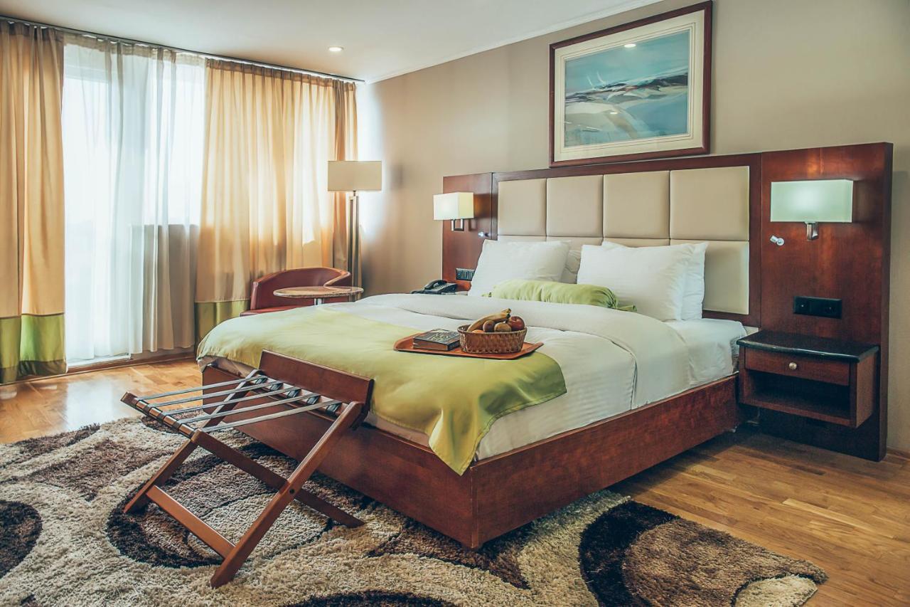 Hotel Super 8 Skopje Esterno foto