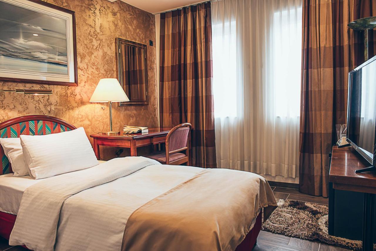 Hotel Super 8 Skopje Esterno foto